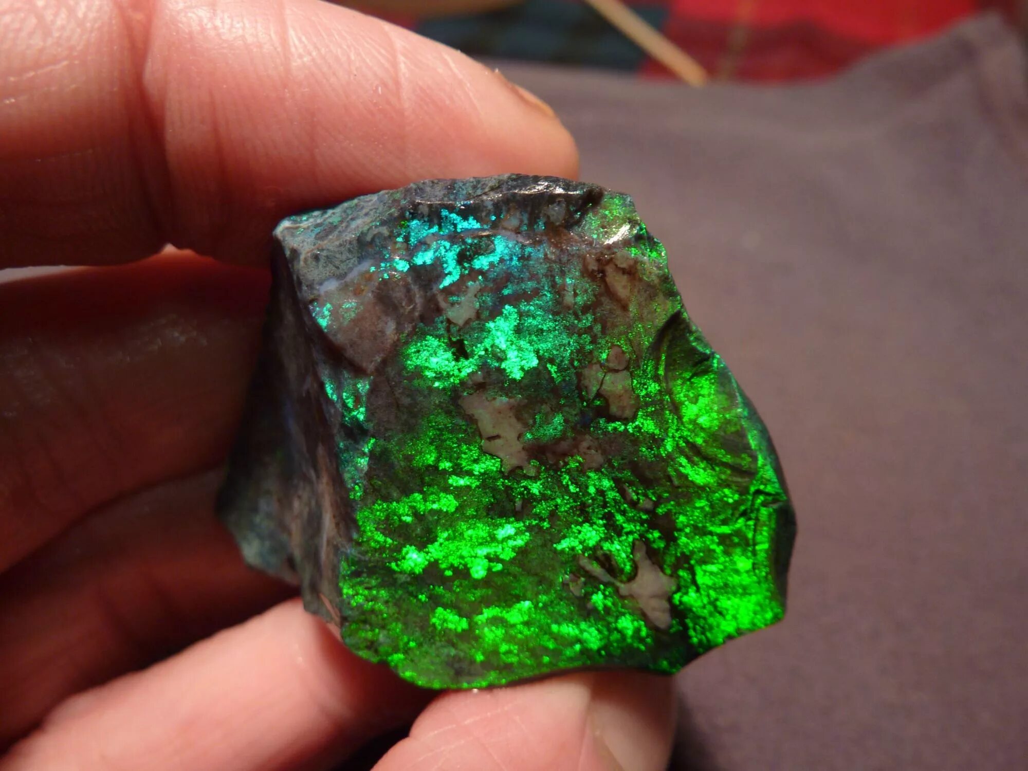 Самый черный минерал. Яспис КРИСТАЛЛОВИДНЫЙ. Зеленая яшма камень. Камень яшма, опал. Изумруд нефрит хризолит.