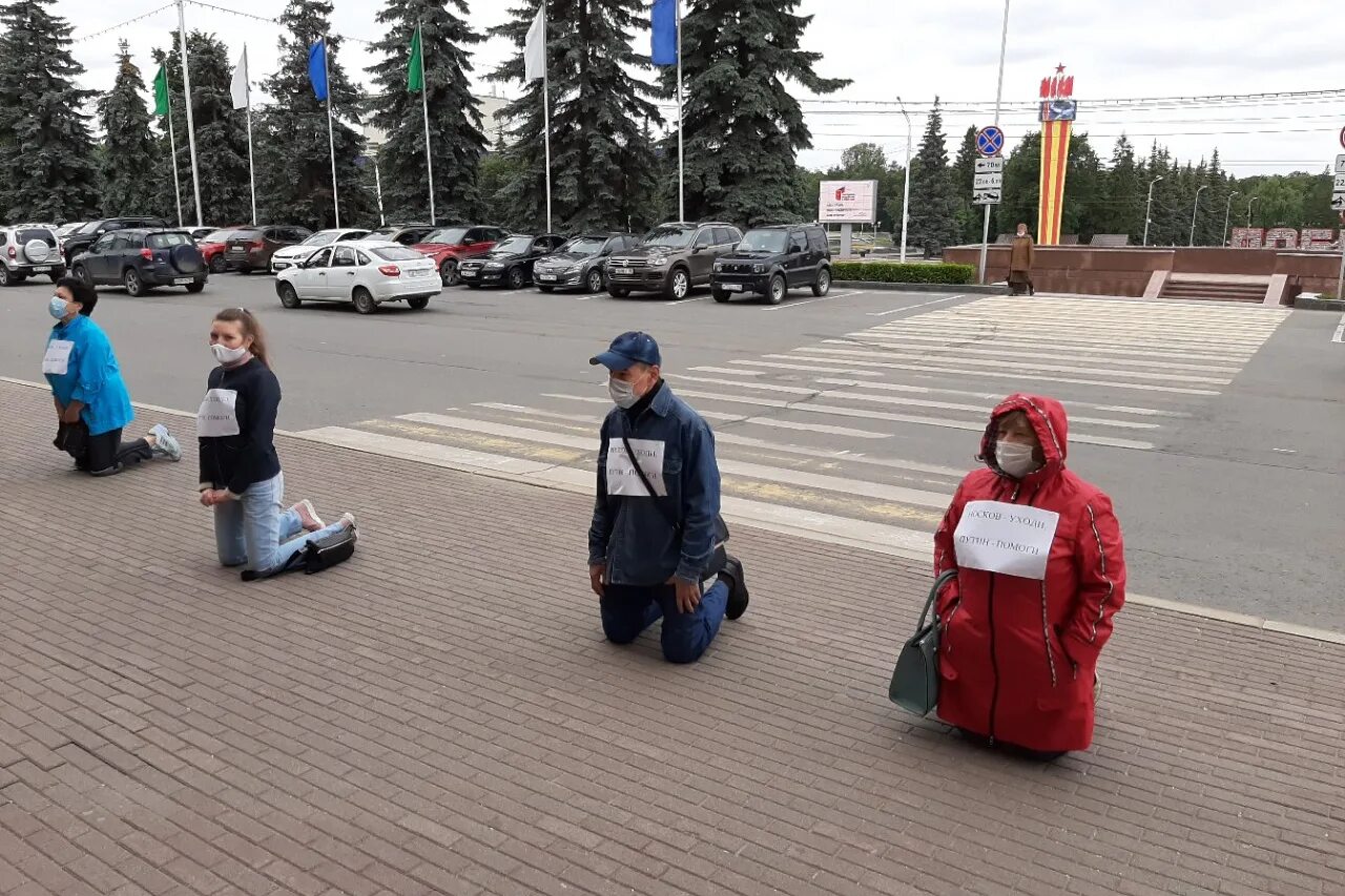 Встать на колени перед человеком. Россияне на коленях. Стоят на коленях перед Путиным. Народ на коленях. Россияне стоят на коленях.