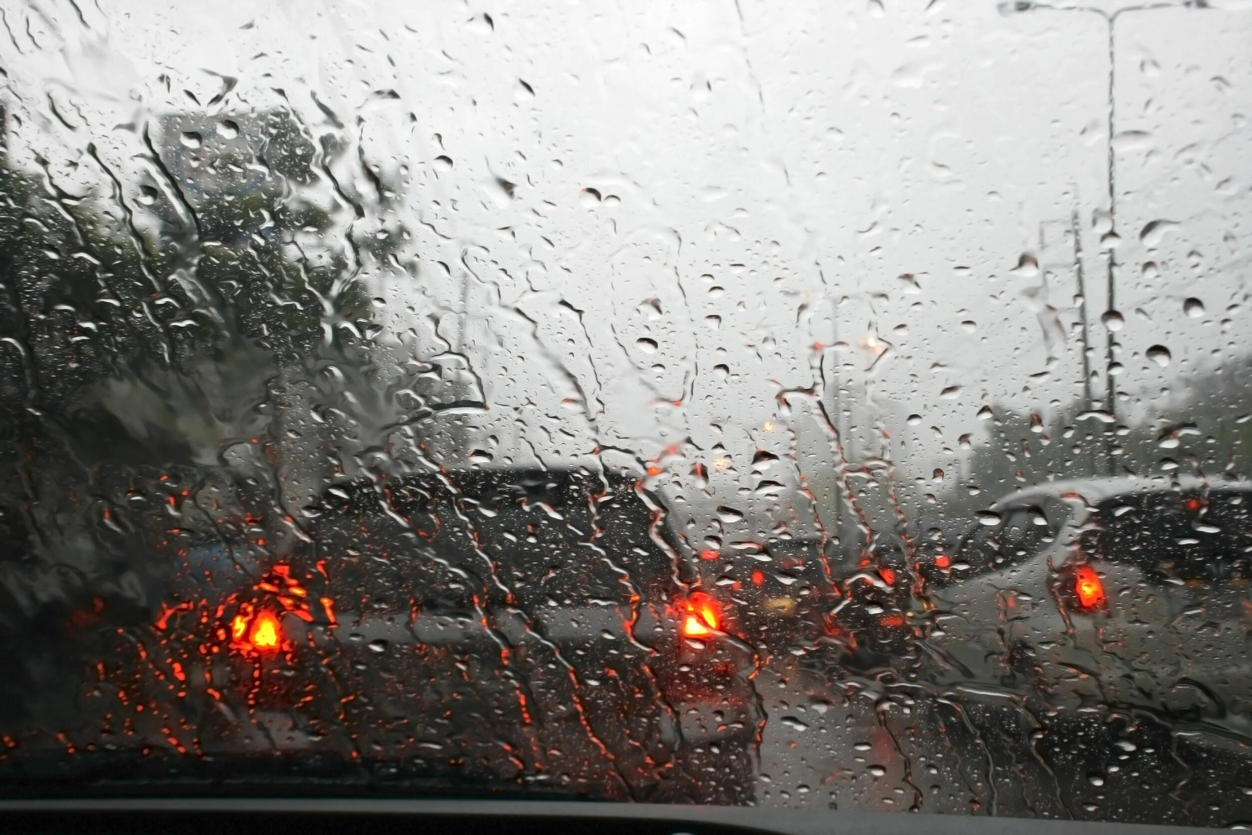 Запотевает стекло в дождь. Капли на стекле машины. Дождь на стекле. Капли дождя на окне. Дождь на стекле машины.
