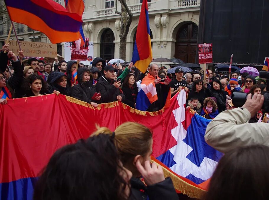 Армянский флаг. Франция и армения дружба. Диаспора армении во франции. Макрон пашинян. Армянский французский.