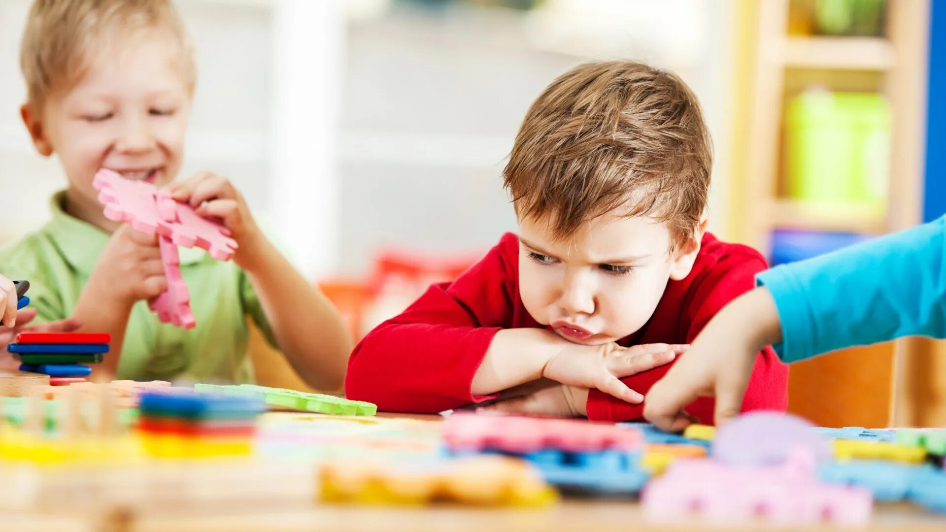 Дошкольники в детском саду. Цветные дети. Happy kids. Радостные дети. Счастливый ребенок.