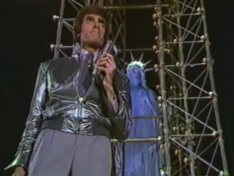 Фокусы дэвида копперфильда статуя свободы. Копперфильд исчезновение статуи. Фокусы копперфильда статуя свободы. Исчезновение статуи свободы копперфильд. Дэвид копперфильд (иллюзионист).