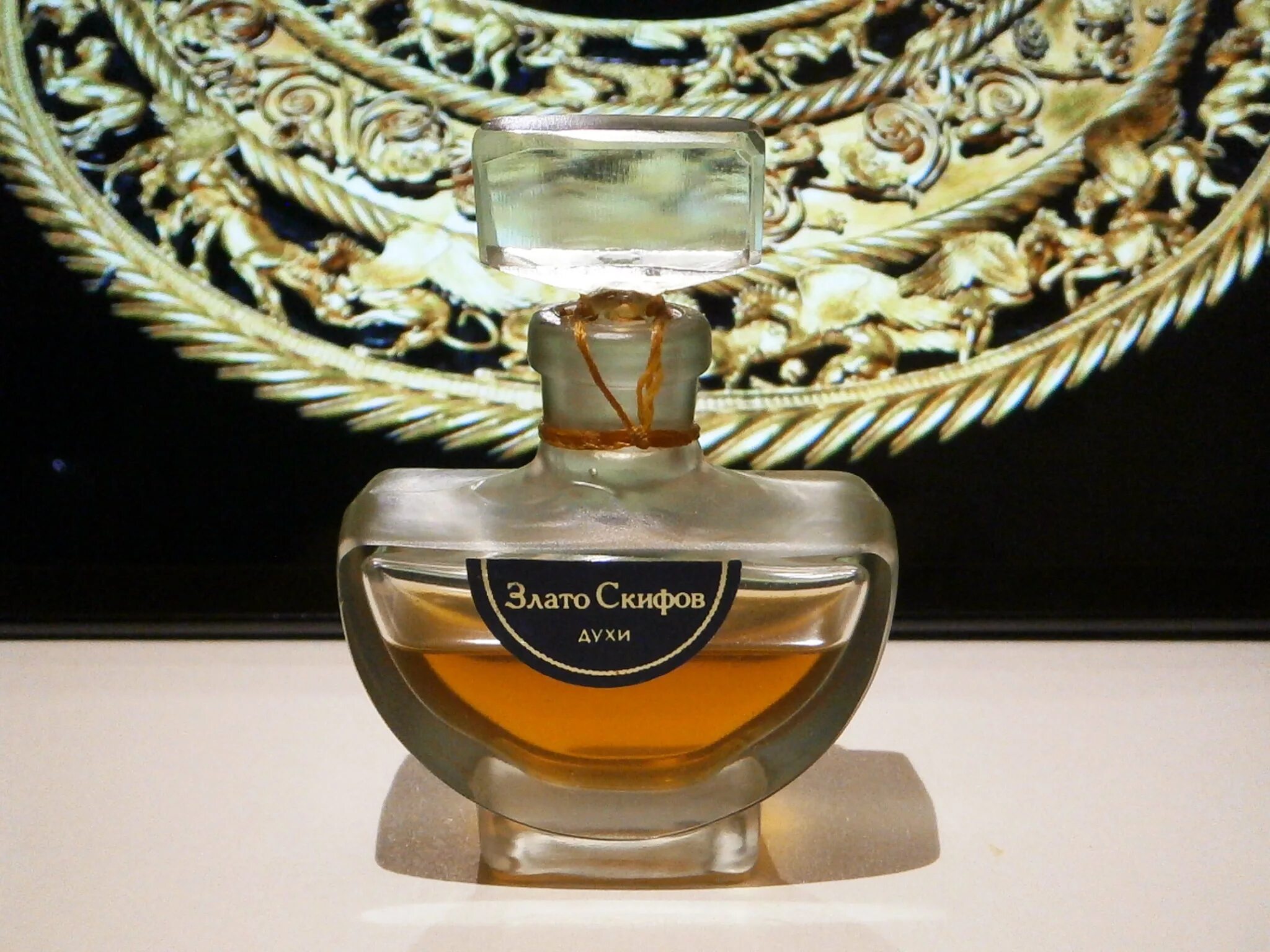 румынские духи. духи торжество новая заря ссср. духи поэзия новая заря. какая фабрика выпускала духи. парфюмерия фабрики новая заря.