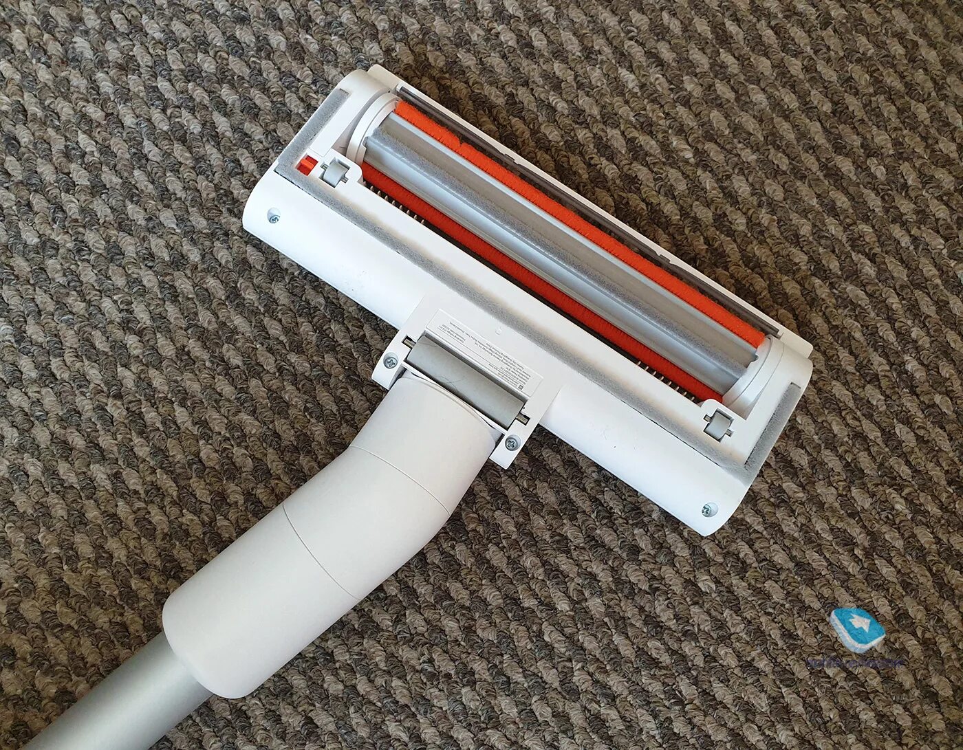 Вертикальные пылесос mi light. Xiaomi vacuum cleaner light. на силиконовую щетку пылесоса наматываются волосы. вертикальный пылесос xiaomi с щеткой не наматываются волосы. пылесос намотались волосы на валик.