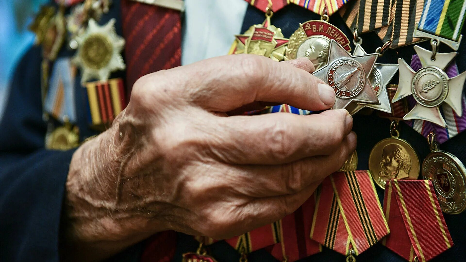 Выплаты к маю труженикам тыла. Ветераны Великой Отечественной войны. Победа в Великой Отечественной войне. 9 Мая ветераны. Ордена на груди ветерана.