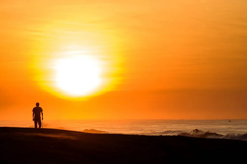 Watch the sunrise. Девушка на горе на рассвете. Watch the sunrise. Друзья в горах. Встречать рассвет в горах.