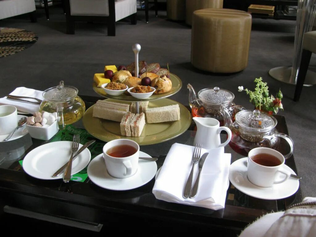 Чайная церемония в Англии Файв о'клок. Сервировка стола для чая. Сервировка чайного стола в офисе. Сервировка чайного стола. После обеда подали чай