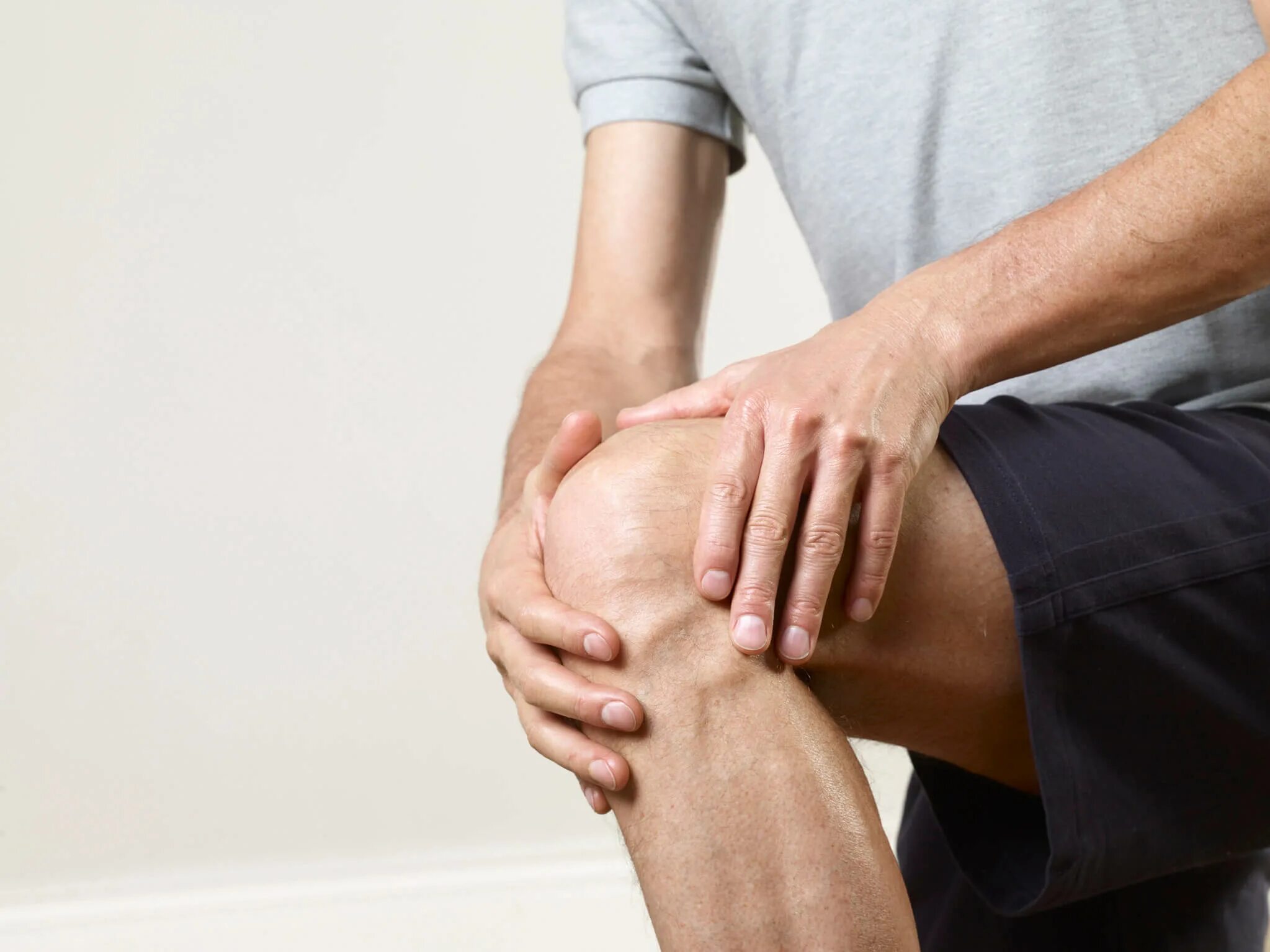 Болит колено у мужчины причины лечение. Боль в суставах. Боль в колене.