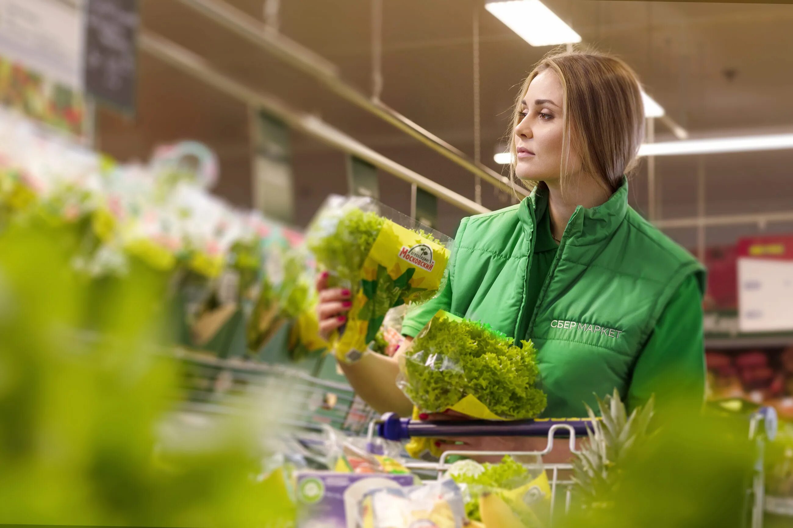 Доставка продуктов сбер маркет. Сбермаркет сборщик. Сборщик заказов супермаркет. Сборщик заказов Сбермаркет. Сборщик продуктов.