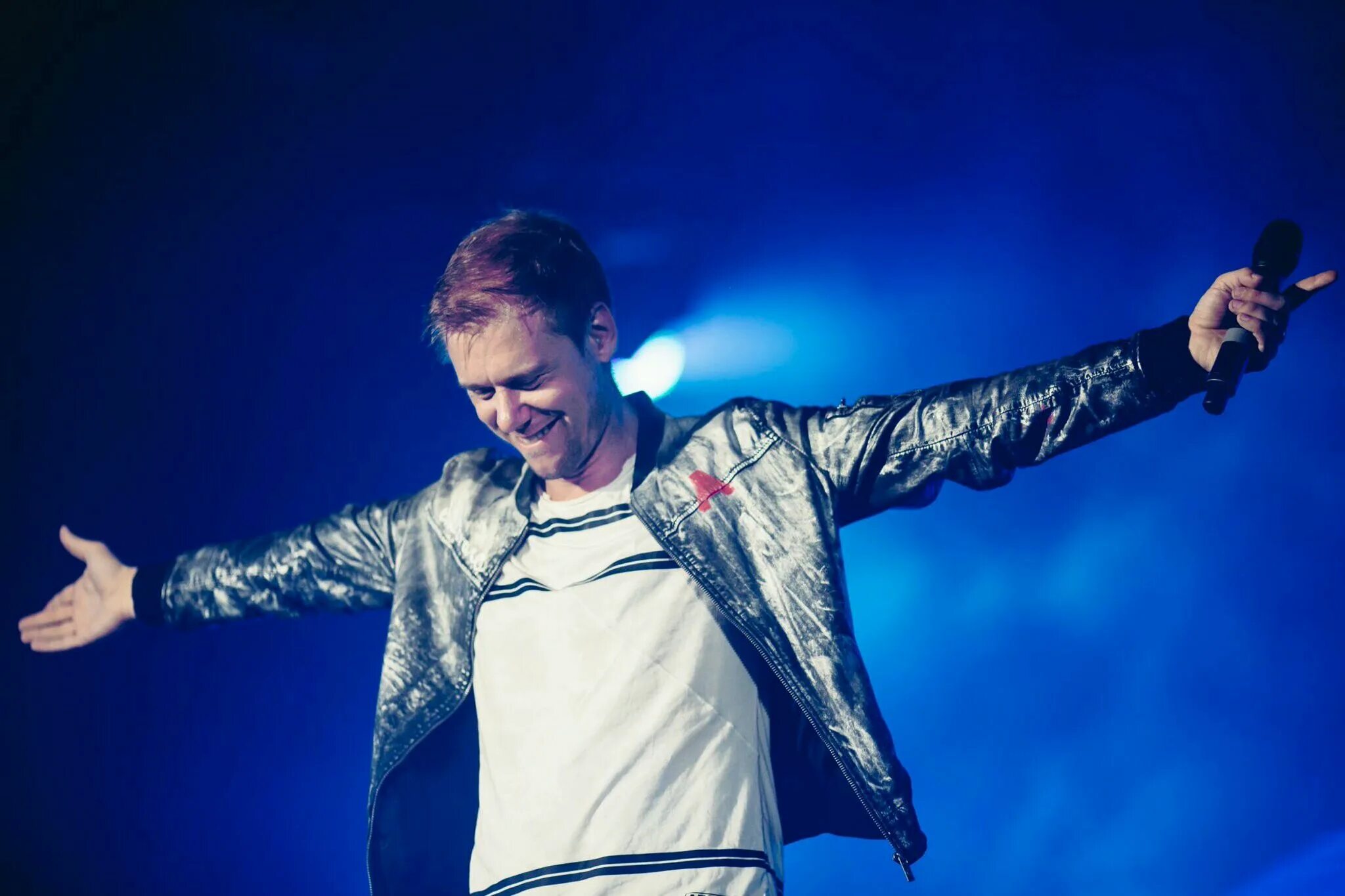 Армин ван бюрен и кристиан бернс. Armin van buuren , christian burns фото. Armin van buuren feat. Армин ван бюрен в молодости. Диджей ван бюрен портрет.