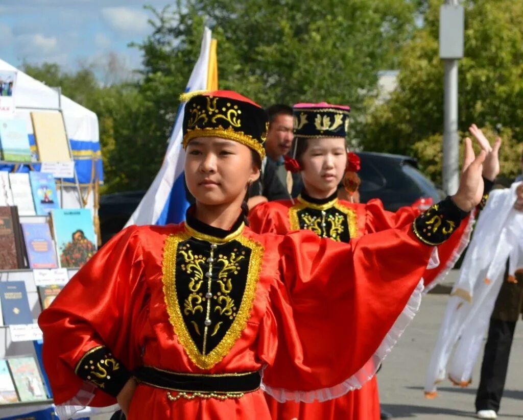 Республика калмыкия население. Калмыкия народ Калмыкии. Ансамбль Ойраты Калмыкия. Элиста люди калмычки. Калмыков, тувинцев, казахов, бурят.