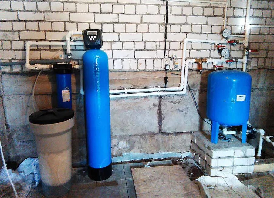 Вода 20 из скважины. Системы обезжелезивания воды из скважины. фильтр для обезжелезивания воды из скважины. станция обезжелезивания воды из скважины. бак для обезжелезивания воды из скважины.