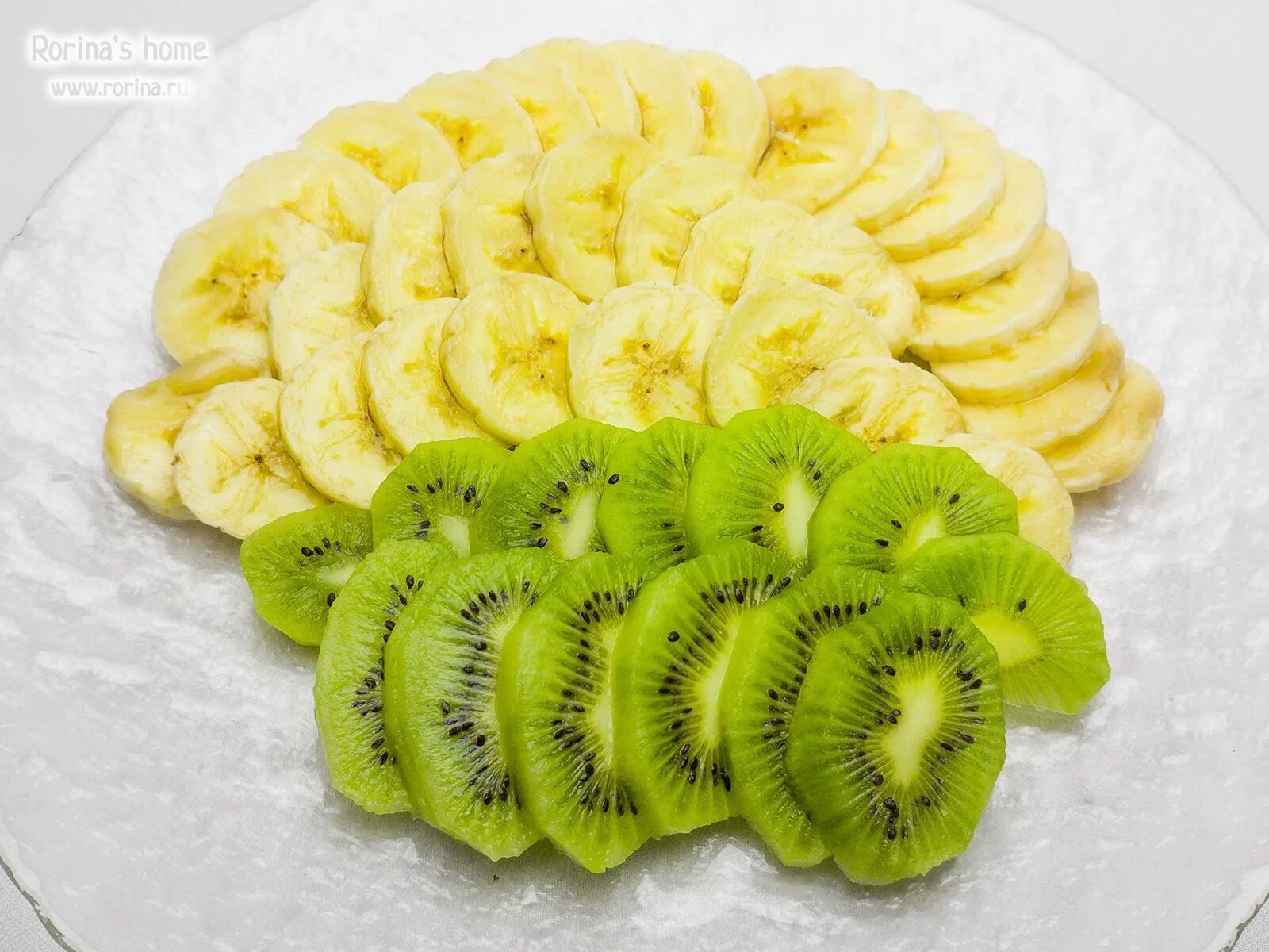 Красиво нарезать киви. Как нарезать киви на стол. Фруктовая тарелка с мандаринами. Как нарезать киви на стол. Фруктовая нарезка с апельсин и киви.