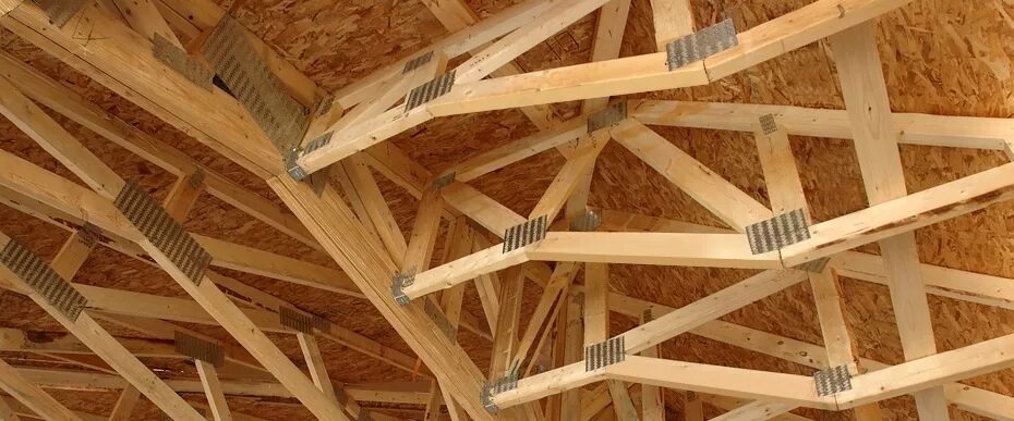 Огнезащитная обработка деревянных конструкций чердачных помещений. Стропильная система кровли. Контроль деревянных конструкций. Антисептирование древесины. Человек строит дом.