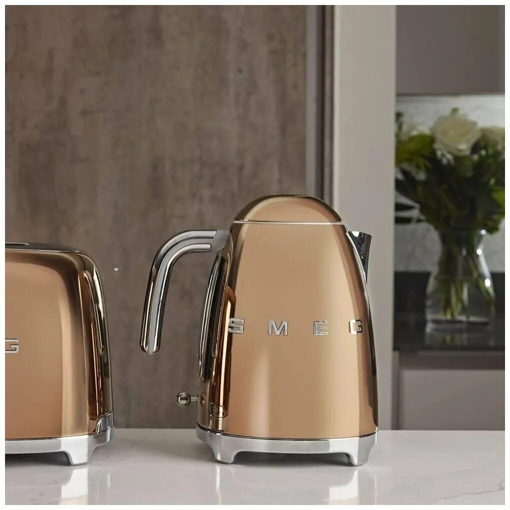 Смег чайник и тостер. Smeg шампань. Smeg шампань. Чайник смег золотой. Smeg в золоте.