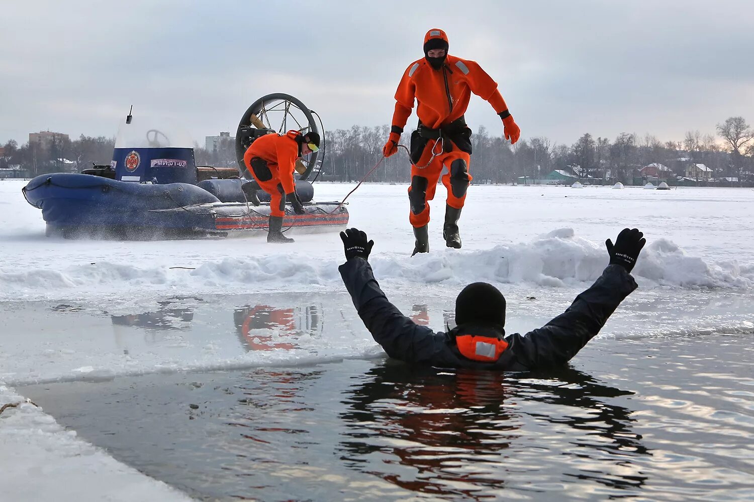 Спасение людей на водных объектах. Спасатель. МЧС спасатели водоем. Спасательная компания