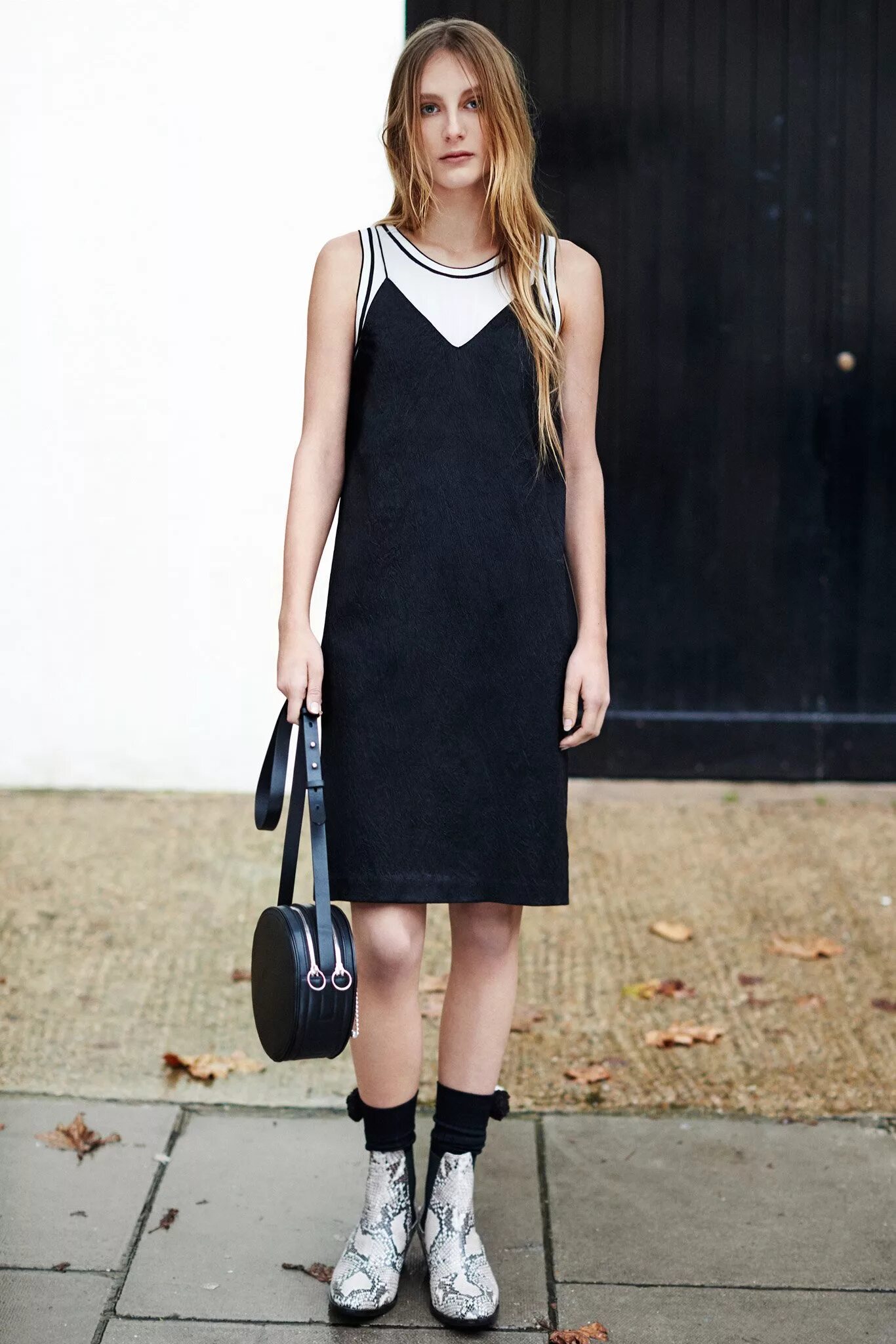 платье комбинация с водолазкой. черное платье комбинация стрит стайл. платье комбинация стрит стайл 2021. платье комбинация поверх. длинные сарафаны образы.