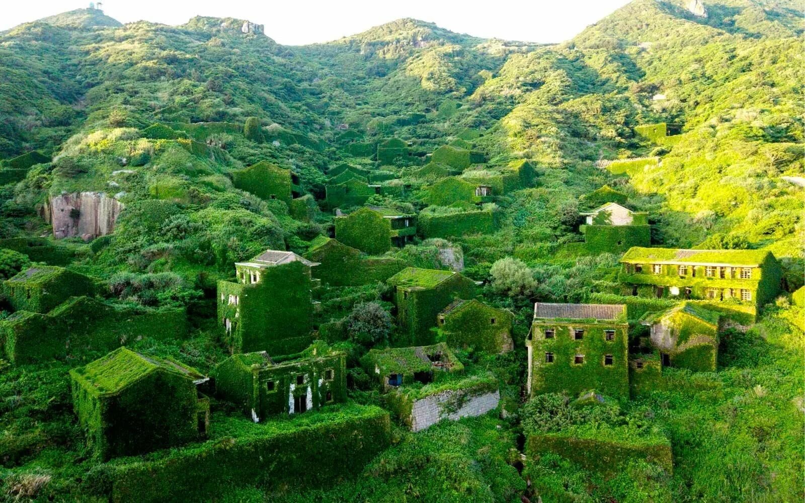 Abandoned village. Рыбацкая деревня в Китае Шенгси. Заброшенная Рыбацкая деревня Хутуван. Заброшенная деревня остров Шенгси. Острова Шенгси, Китай.