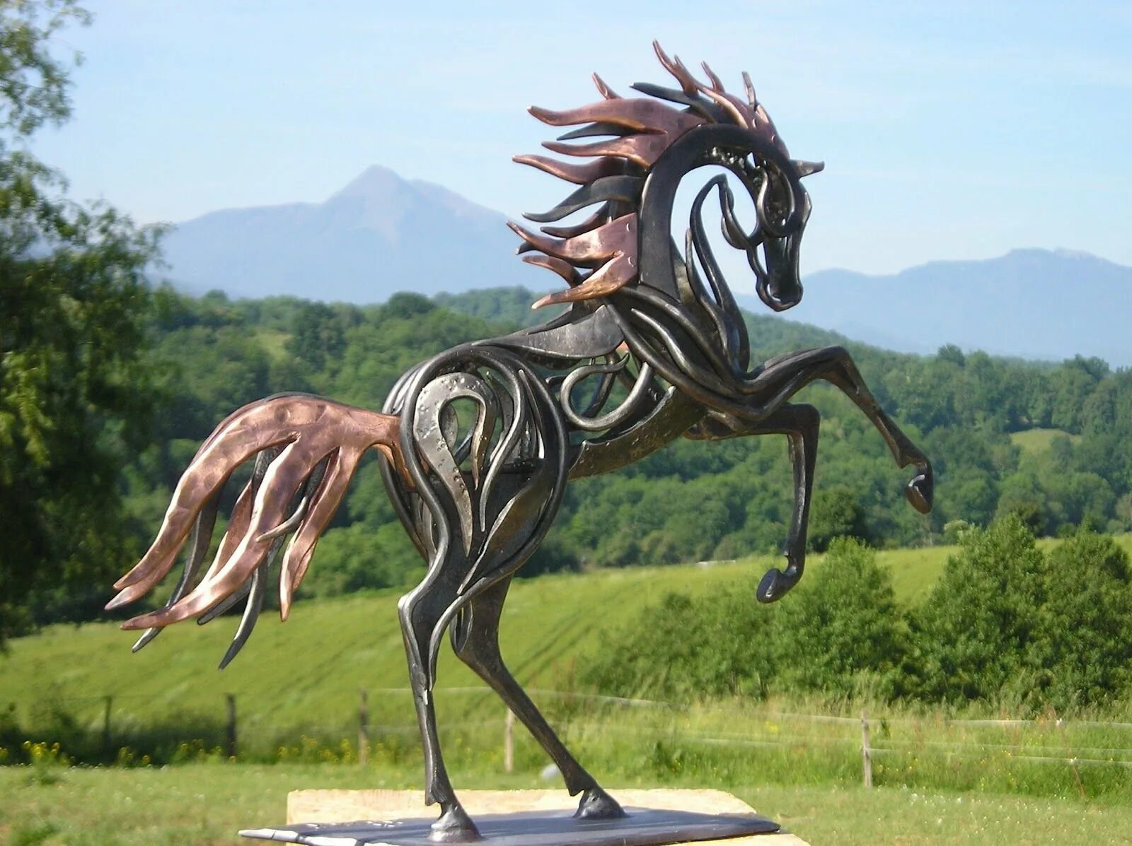Эммануэль Kieffer лошадь. Скульптуры из металла. Скульптура лошади. Скульптуры животных из металла.