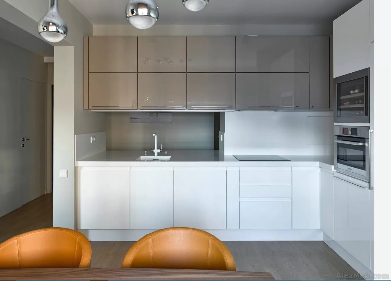 Кухня с высокими верхними шкафами. Кухня с высокими шкафами. Кухня под потолок. Кухни 2020-2021с антрессолями. Кухня шкафы до потолка.