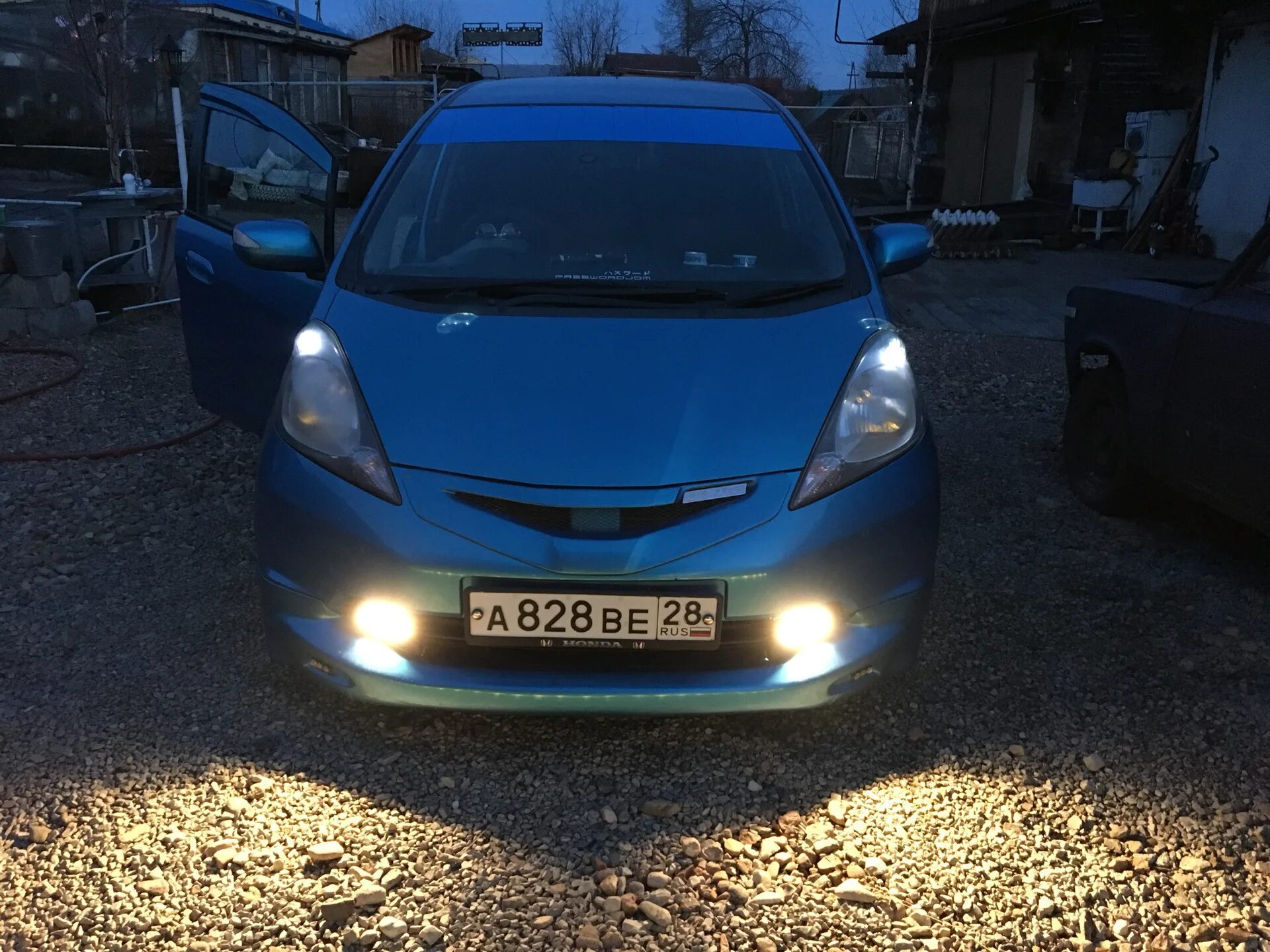 Противотуманная фара хонда фит. Honda Fit gd1 противотуманные. Хонда фит 2004 туманка. Противотуманки Хонда фит 2011. Honda Fit 2 поколение противотуманки.