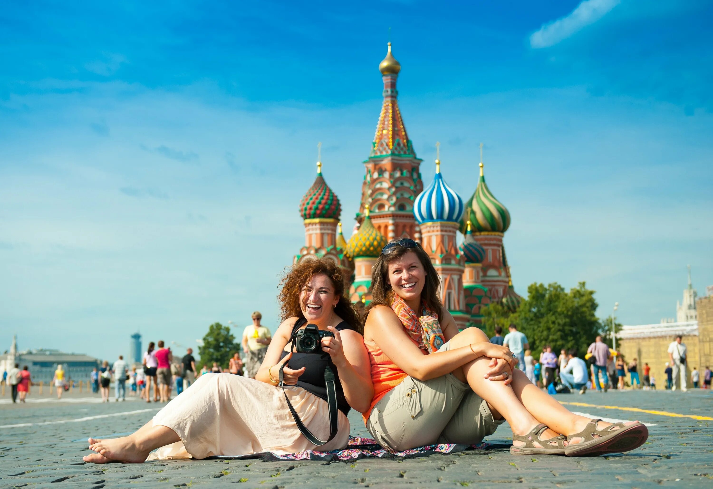 Туристы в России. Москва летом. Туристы в Москве. Фотосессия на красной площади. Хочу полететь в москву