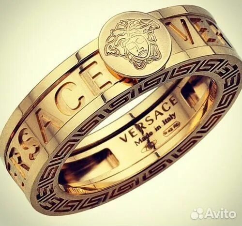 Реплика золото. Золотое кольцо Версаче. Кольцо Версаче мужское золото. Мужские золотые кольца Версаче. Греческий Версаче кольцо.