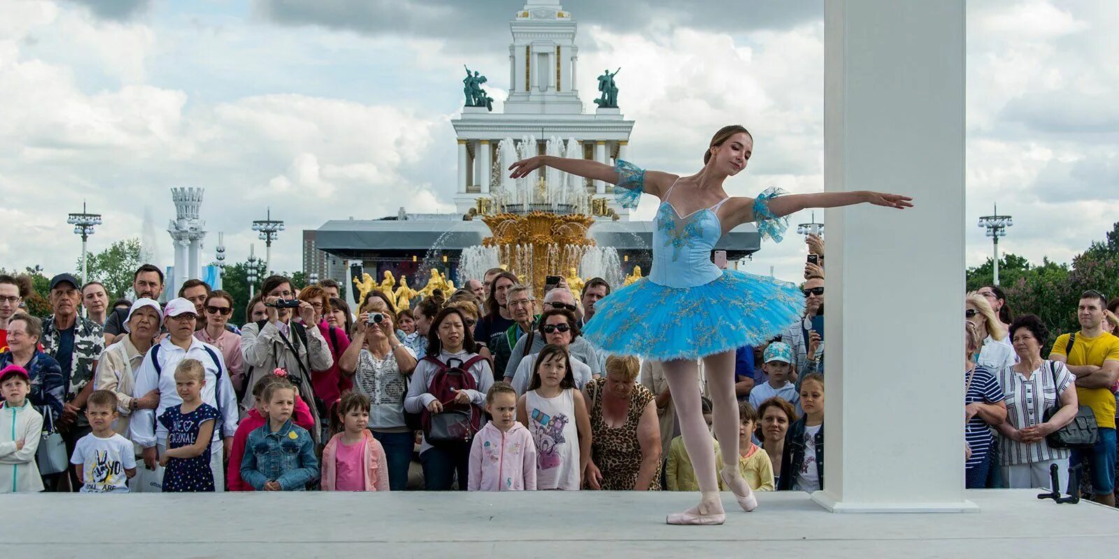 ВДНХ праздник. День рождения ВДНХ. Люди на ВДНХ. Праздники 1 августа день ВДНХ.