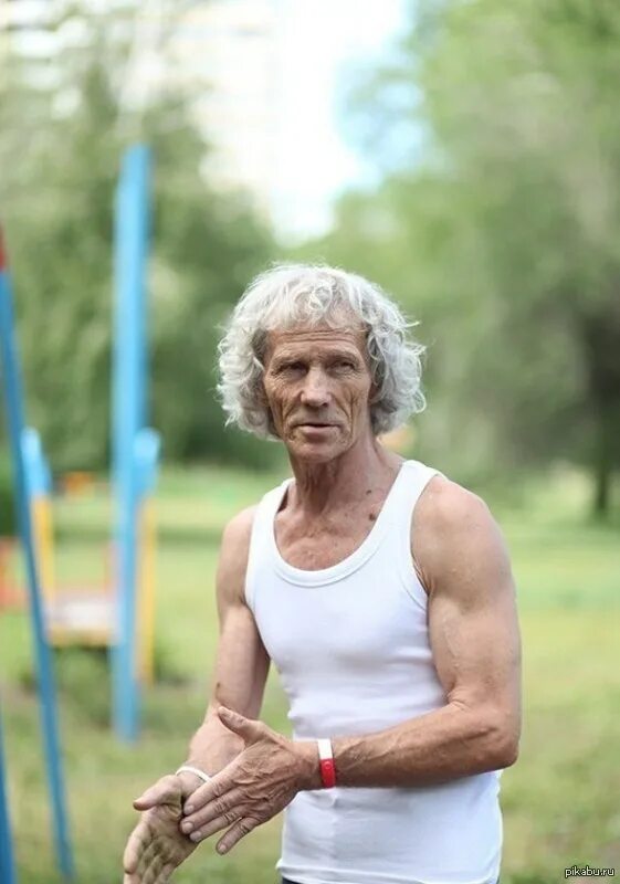 Сильный дед. Спортивные старые люди. спортивный пожилой мужчина. спортивный дедушка. стройный пожилой мужчина.