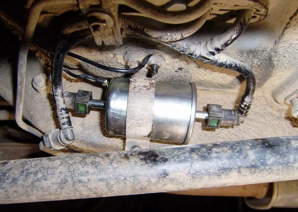 Топливный фильтр шеви нива. Как поменять топливный фильтр на шевроле нива. Кронштейн топливного фильтра нива шевроле. Топливный фильтр нива шевроле 2013г. Топливный фильтр нива шевроле 2006.