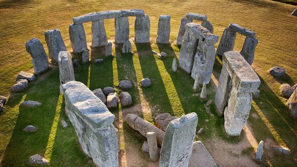 Stonehenge is perhaps the worlds. Кромлех Стоунхендж Англия. Камни в Англии Стоунхендж. Мегалитические памятники Стоунхендж и Эйвбери, Великобритания. Стоунхендж ЮНЕСКО.