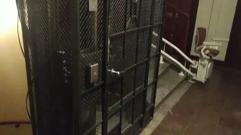 Лифт с распашными дверями