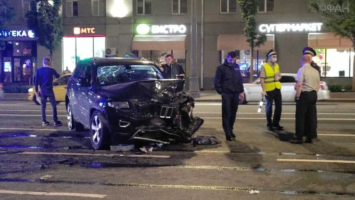 Авария в ефремове сегодня. Авария Михаила Ефремова в Москве. Джип Гранд Чероки Михаила Ефремова.