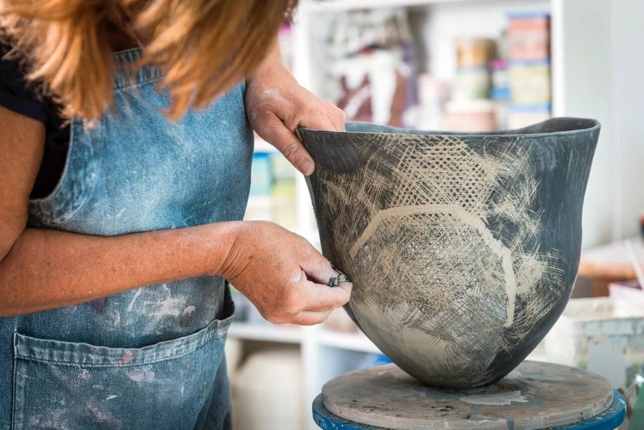 Pottery princess. Pottery идеи. Мама лепит вазу из глины. Carolyn Genders. Rebecca Lowery Pottery.