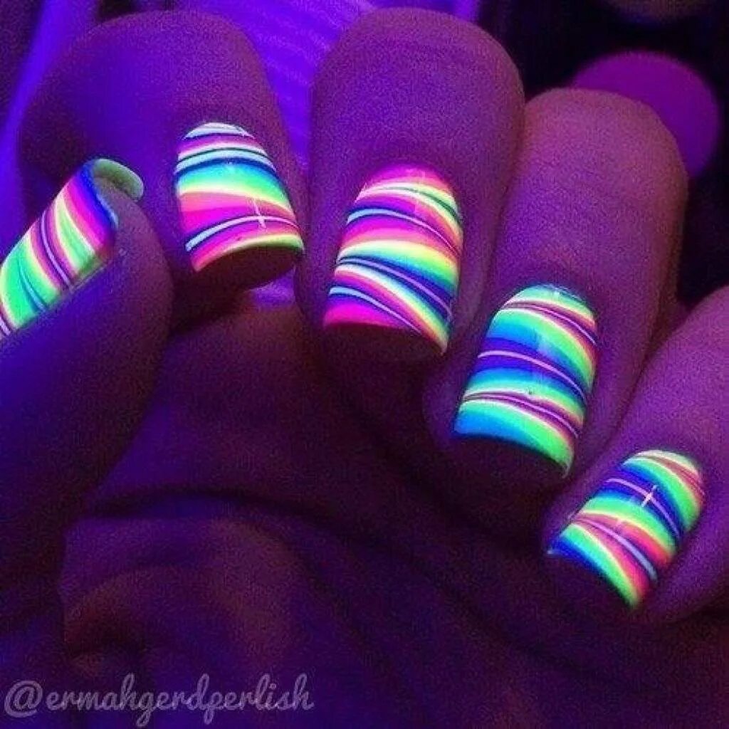 Дизайн ногтей светоотражающие. Неоновые ногти. Светящиеся ногти. Разноцветный маникюр. Яркие ногти.