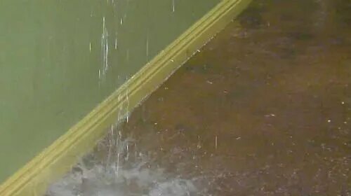 Потоп в квартире сонник. Вода из крана. Потоп в ванне во сне. Вода в квартире. Для затопа ванны.