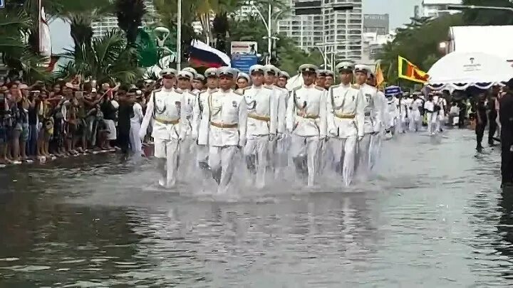 Марш русских моряков в Тайланде под прощание славянки. Русские моряки на параде в Тайланде. Парад моряков в Паттайе. Моряки маршируют. Прощание славянки на тайланде под прощание