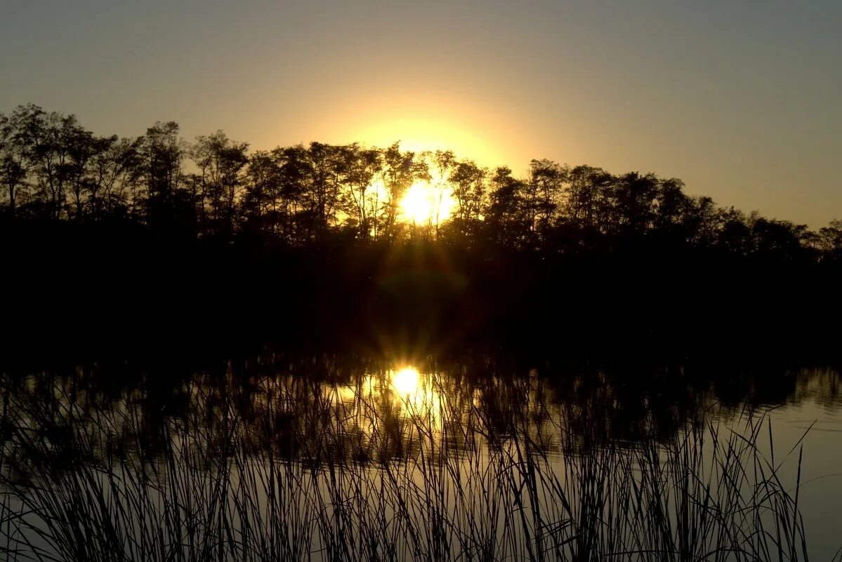 человек с гитарой на закате. парень и девушка на закате. черный закат песня. черный закат песня. закат рок.