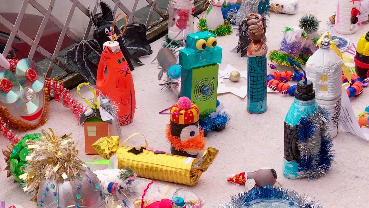 Экоподелки из вторсырья на конкурс. Игрушки из вторсырья. новогодний персонаж из вторичных материалов. чудеса из мусорной корзины.