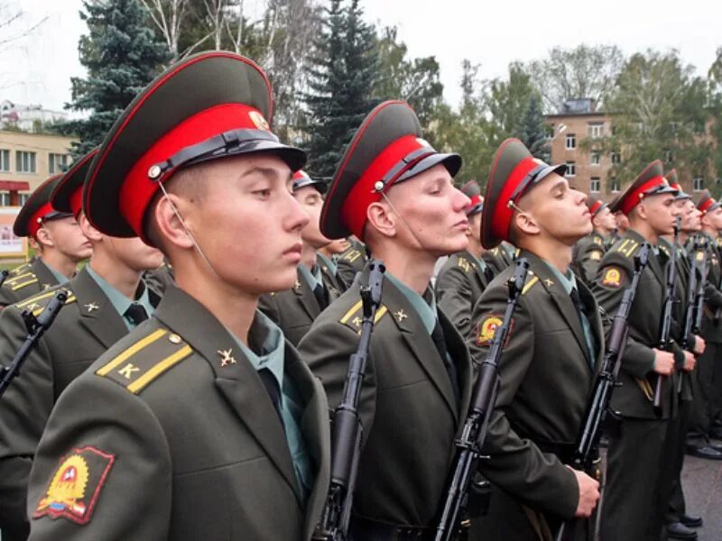 Выпускники школы военные. Московское высшее военное командное училище (военный институт). МВВКУ Московское высшее командное училище. Курсанты МВВКУ. Военное училище в Люблино.