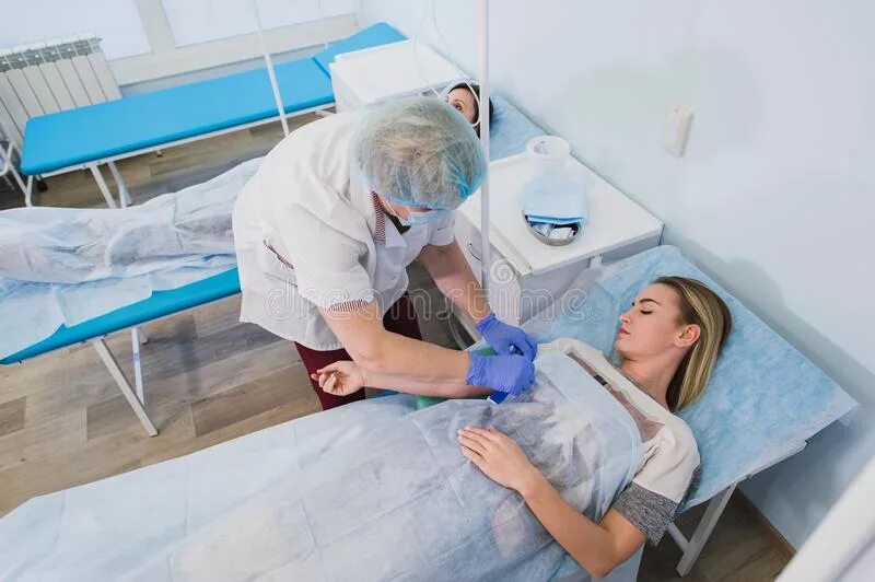 Клизма в детской больнице. Уколы детям в больнице в больнице. Покажи как в больнице уколы делают. Покажи как в больнице уколы делают. Уколы детям в школе в ягодицу.