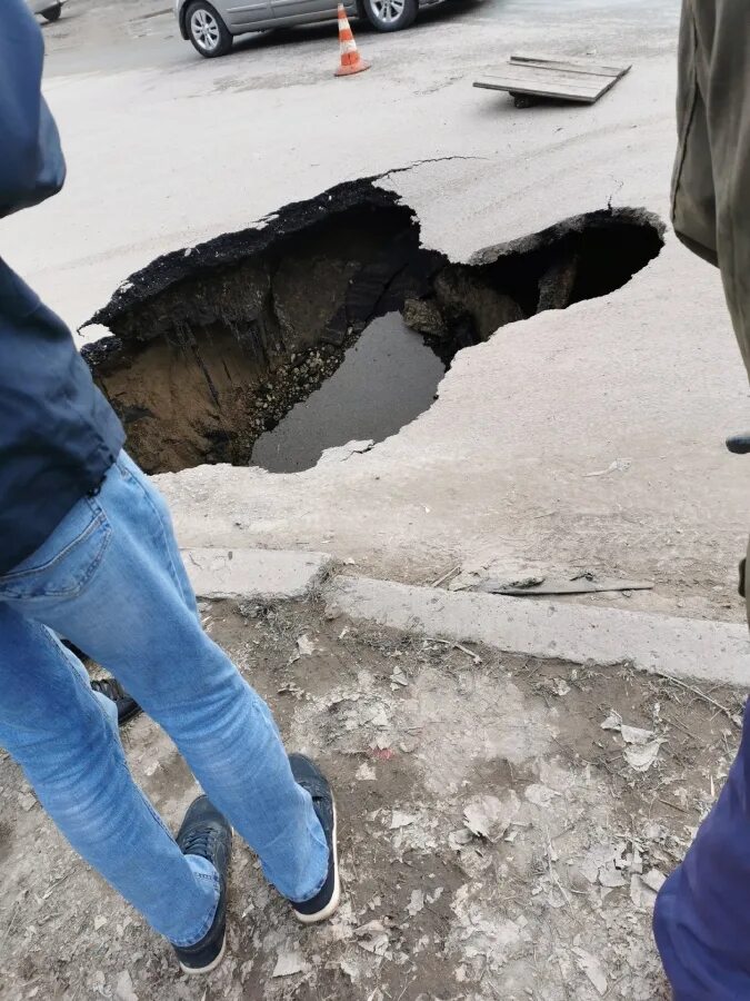 Энгельс воронежская область. Провал дороги под Карпинск. Тургенева провал дороги. Канализация города Энгельса.