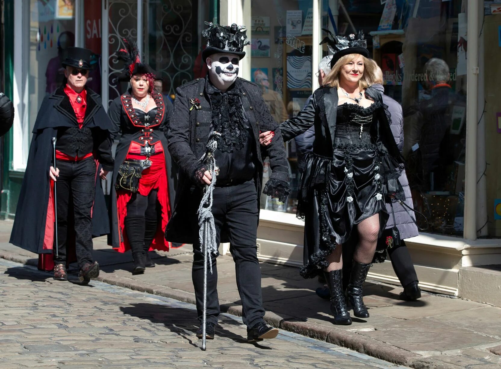 Толпа готов. Готика субкультура. Whitby Gothic weekend. Вампирская субкультура. Готы субкультура.