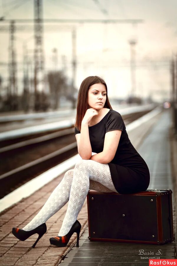 фотосет на вокзале. девушки в лосинах и леггинсах. красивые девушки на каблуках. сандра хеллберг в белье. Leg fashion.
