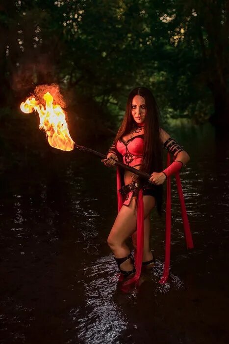 Огонь для детей. Мальчик у костра. Пожар для детей. Дитя огня и волшебная корона маккалоу middle grade. Дитя огня.