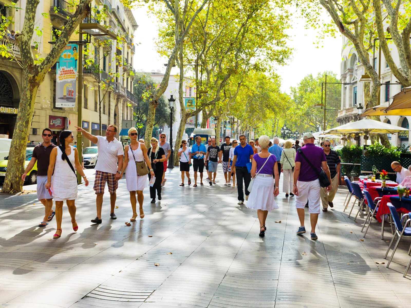 Улица Рамбла в Барселоне. Барселона набережная Рамбла. Люди в городе. Люди на улице. Street let