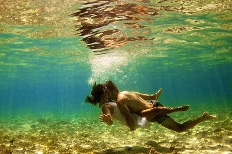 Мужчина и женщина под водой. Фотосессия под водой. Девушка в воде.