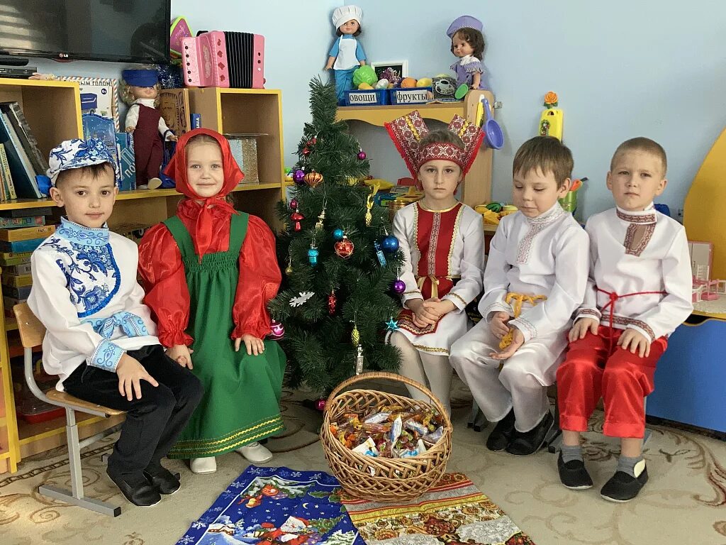 Рождество в доу. Колядуем в старшей группе. Колядки в старшей группе детского сада. Рождественские колядки в садике. Колядки в садике.