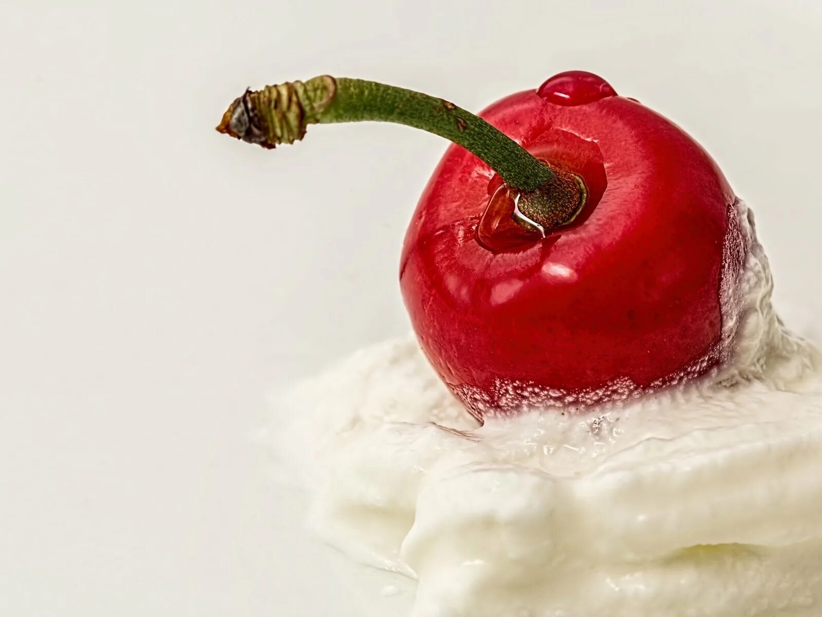 Тортик с вишенкой. Торт картинка. Песня ту самую с торта вишенку. Торт вишня в шоколаде. Шоколадное пирожное.