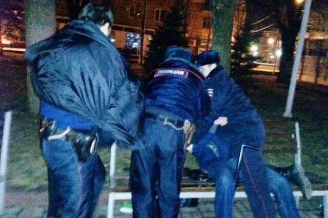 Оформите мне нападение на сотрудника при исполнении. Драки школьников с полицией.. нападение на сотрудника при исполнении. нападение на сотрудника полиции при исполнении энгельс. раненый полицейский курит.